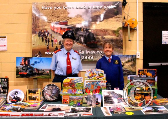 Christine-and-Eleanor-ModelTrainShow4Oct2015-by-Glen-Anthony